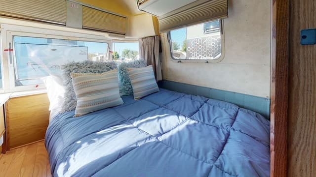 Sovereign Airstream Caravan (Shared Toilet)