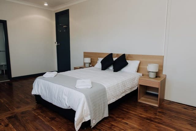 Queen Ensuite Room