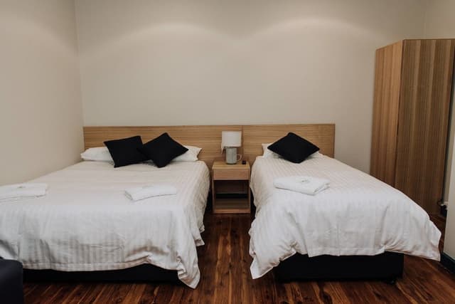 Deluxe Queen Single with Ensuite Bathroom