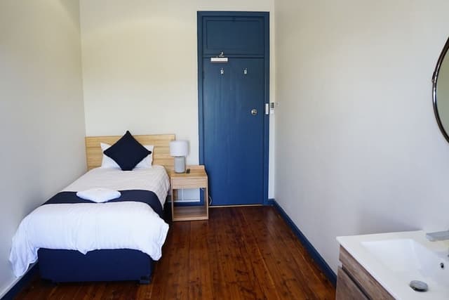 Single Ensuite Room