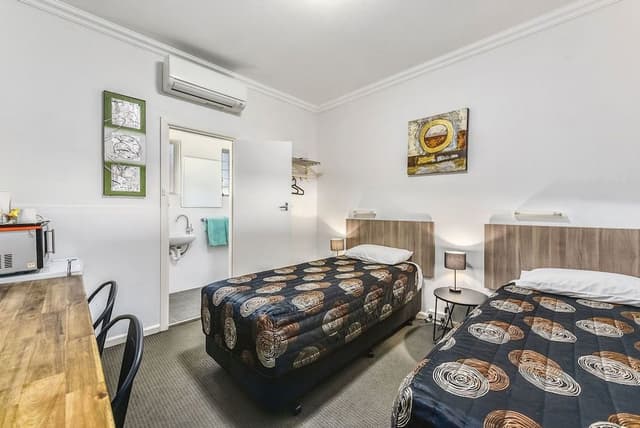 Twin Room (2 Singles )