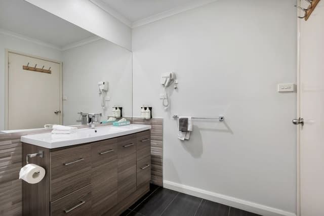 Three Bedroom Suite, Free Wi-Fi & Parking