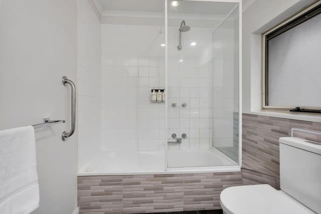 Three Bedroom Suite, Free Wi-Fi & Parking