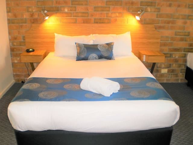 Deluxe Queen Room (Downstairs)
