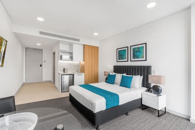 Studio Queen Suite