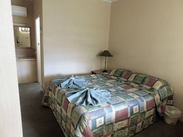 Motel Double with Ensuite Bathroom