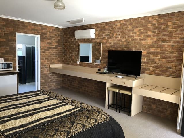 Superior Studio Suite, 1 King Bed, Bathtub