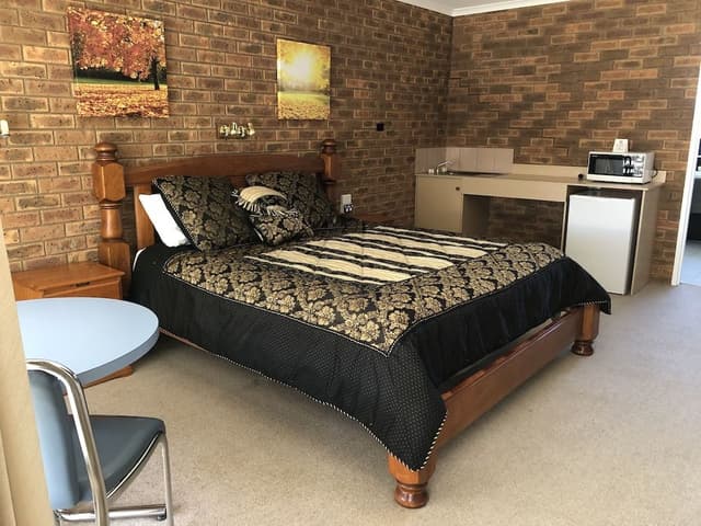 Superior Studio Suite, 1 King Bed, Bathtub