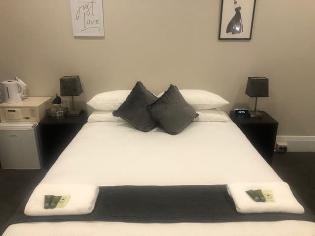 Basic Double Room - Shared Bathroom