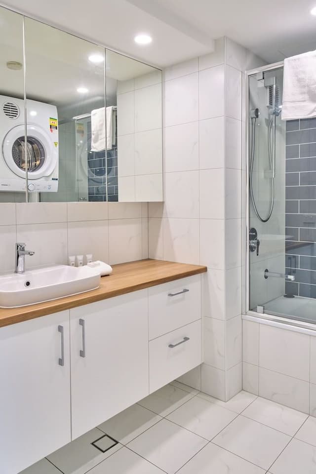 Deluxe Riverview Apartment