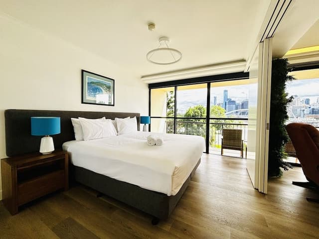 Deluxe Riverview Apartment