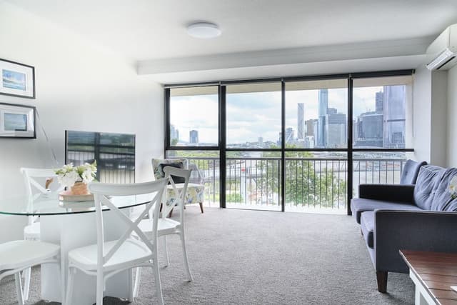 Deluxe Riverview Apartment
