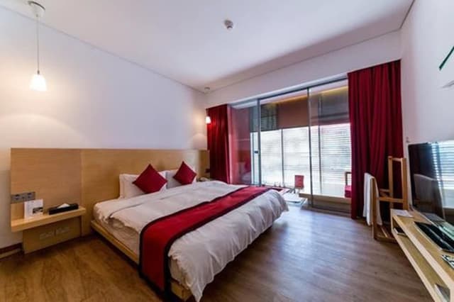 Happiness Suite, 1F
