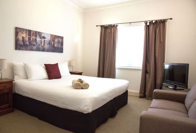 One-Bedroom King Apartment