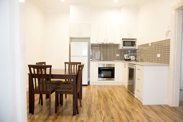 One-Bedroom King Apartment