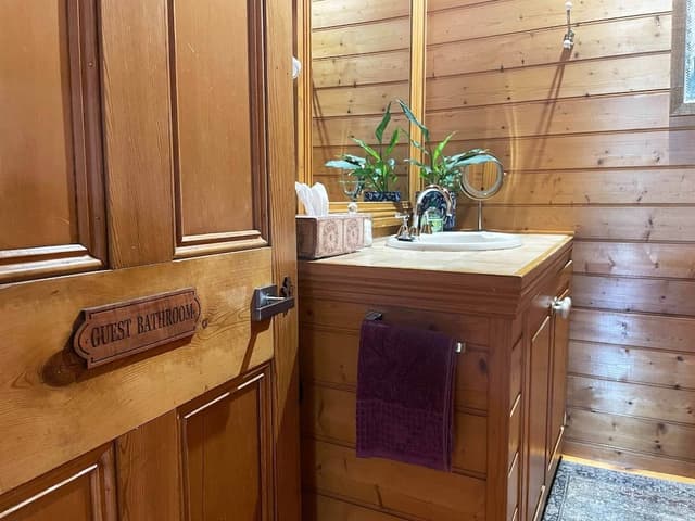 Oak Room, Deluxe Queen Room, Shared Bathroom