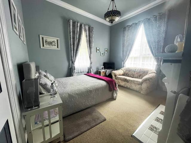 Oak Room, Deluxe Queen Room, Shared Bathroom