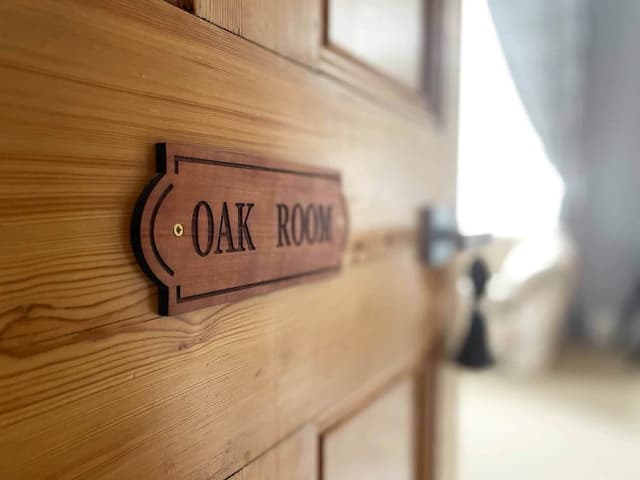 Oak Room, Deluxe Queen Room, Shared Bathroom