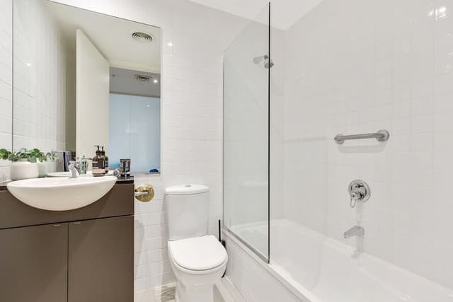 Izzy : 2 Bedroom 2 Bathroom Family Apartment