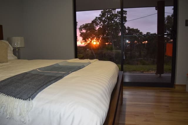 Deluxe Double Room, 1 Queen Bed, Partial Ocean View