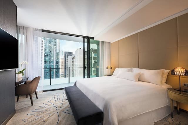 Club Suite, 1 King Bed, City View (Balcony)