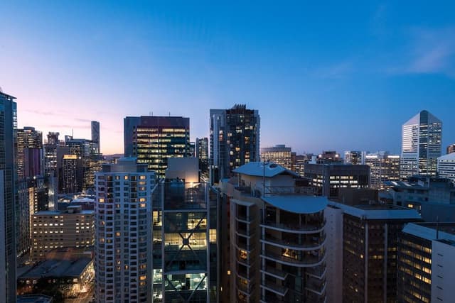 Club Room, 1 King Bed, City View