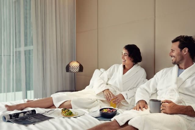 Club Room, 1 King Bed, City View