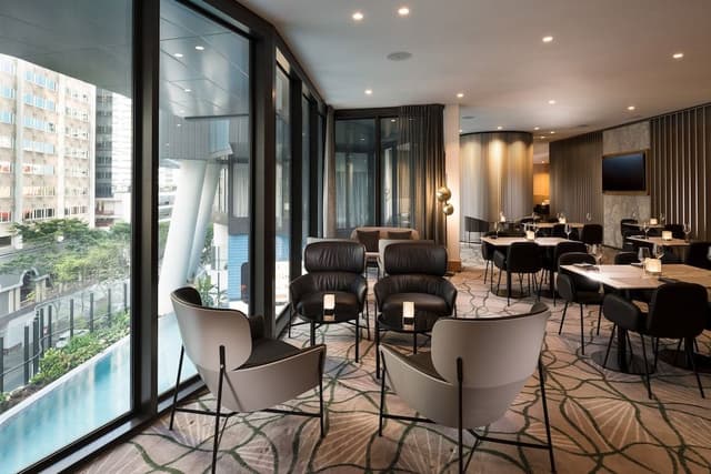 Club Room, 1 King Bed, City View