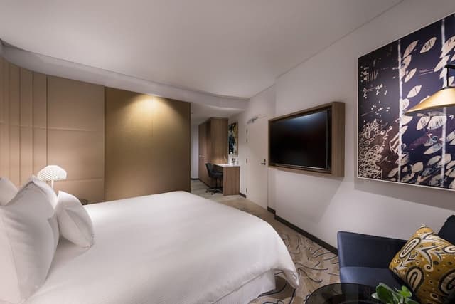 Club Room, 1 King Bed, City View