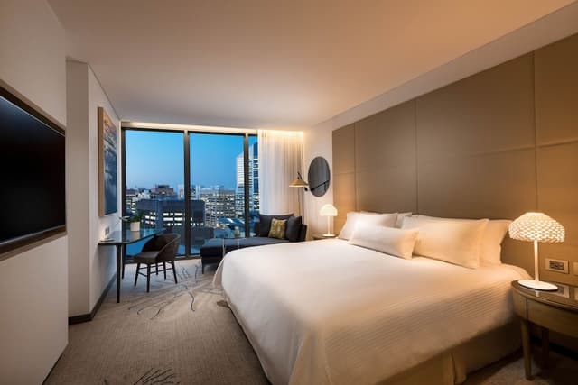Club Room, 1 King Bed, City View