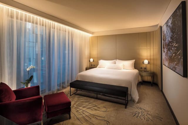 Club Suite, 1 King Bed, City View (Balcony)