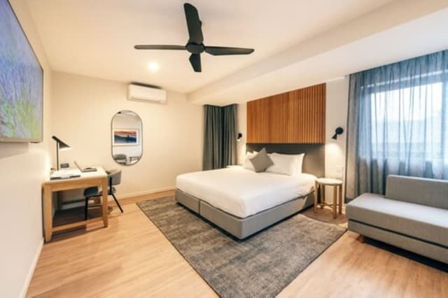 Studio, 1 King Bed, Non Smoking (Upgrade)