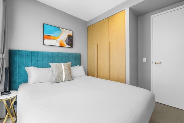 3 Bedroom 3 Bathroom City View Apartment