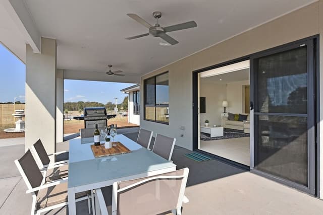 Deluxe House, 4 Bedrooms, Pool Access, Vineyard View