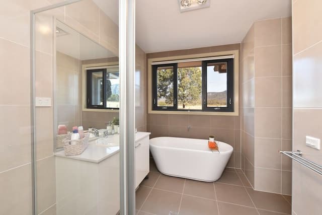 Deluxe House, 4 Bedrooms, Pool Access, Vineyard View