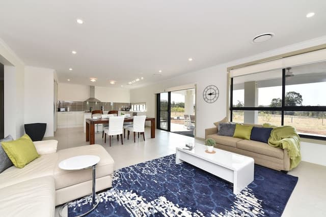Deluxe House, 4 Bedrooms, Pool Access, Vineyard View
