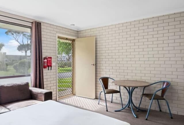 Standard Motel Room - Sleeps 4