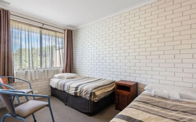 Standard Motel Room - Sleeps 4