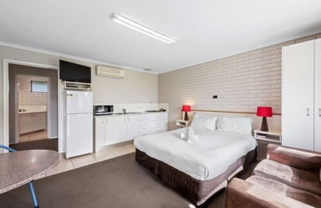 Standard Motel Room - Sleeps 4