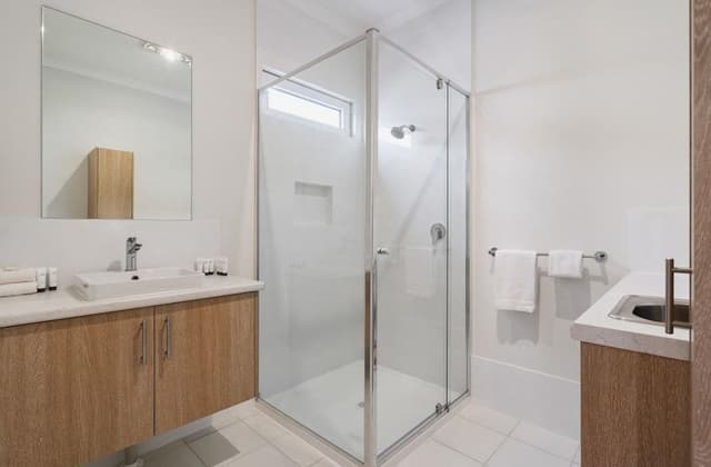 Deluxe 2 Bedroom Cabin (Sleeps 4)