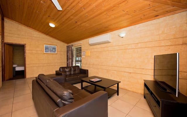 Deluxe 3 Bedroom Waterfront Cabin