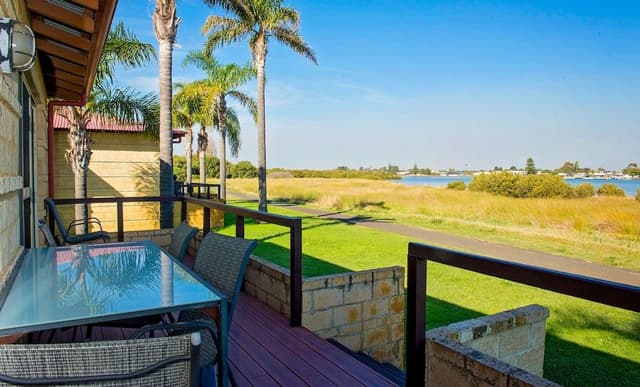 Deluxe 3 Bedroom Waterfront Cabin