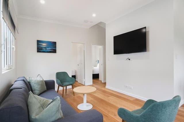 Deluxe 2 Bedroom Cabin (Sleeps 4)