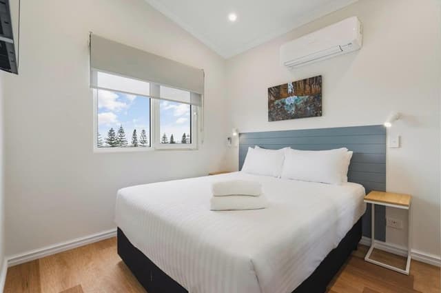 Deluxe 2 Bedroom Cabin (Sleeps 4)
