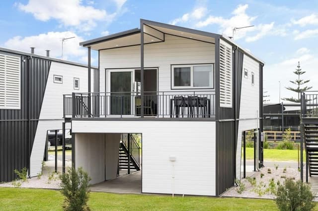 Deluxe 2 Bedroom Cabin (Sleeps 4)