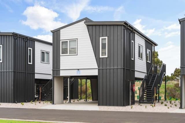 Deluxe 2 Bedroom Cabin (Sleeps 4)