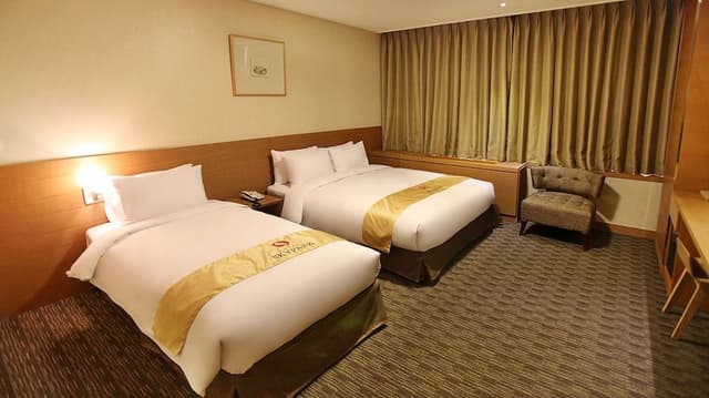 [RTA K-Ramyun PKG] Deluxe Twin (ROOM+ K-Ramyun One-time Ticket (one Daily Ticket each))