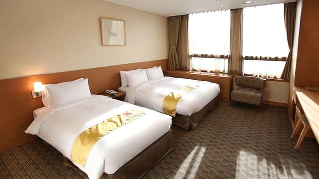 [RTA K-Ramyun PKG] Deluxe Twin (ROOM+ K-Ramyun One-time Ticket (one Daily Ticket each))