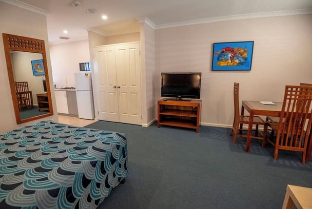 Studio, 1 Queen Bed, Non Smoking, Kitchenette