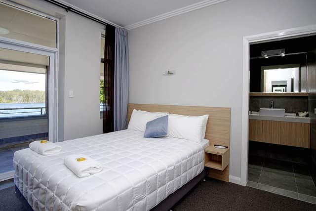 Deluxe Double Room, 1 Queen Bed, Ensuite, Lake View